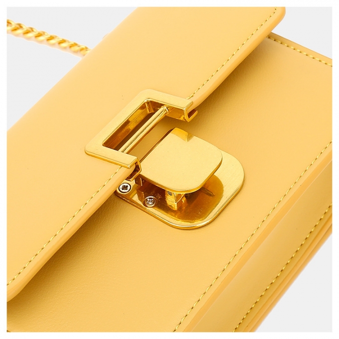 メンタルロック付きの新しいデザインの女性の小さなゴールデンチェーンスリングショルダーバッグ 